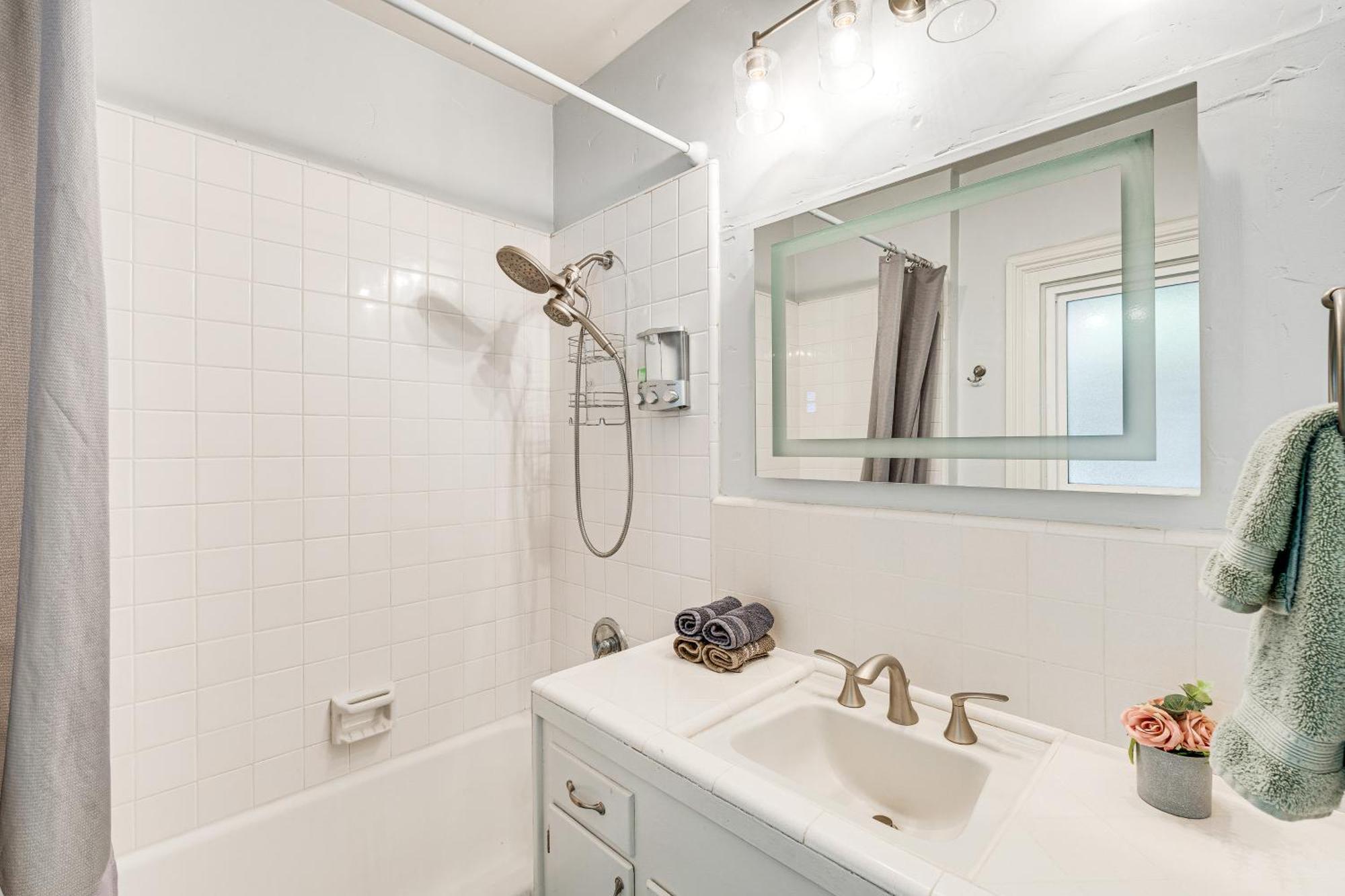 Bright Woodland Apartment Walk To Main Street Екстериор снимка