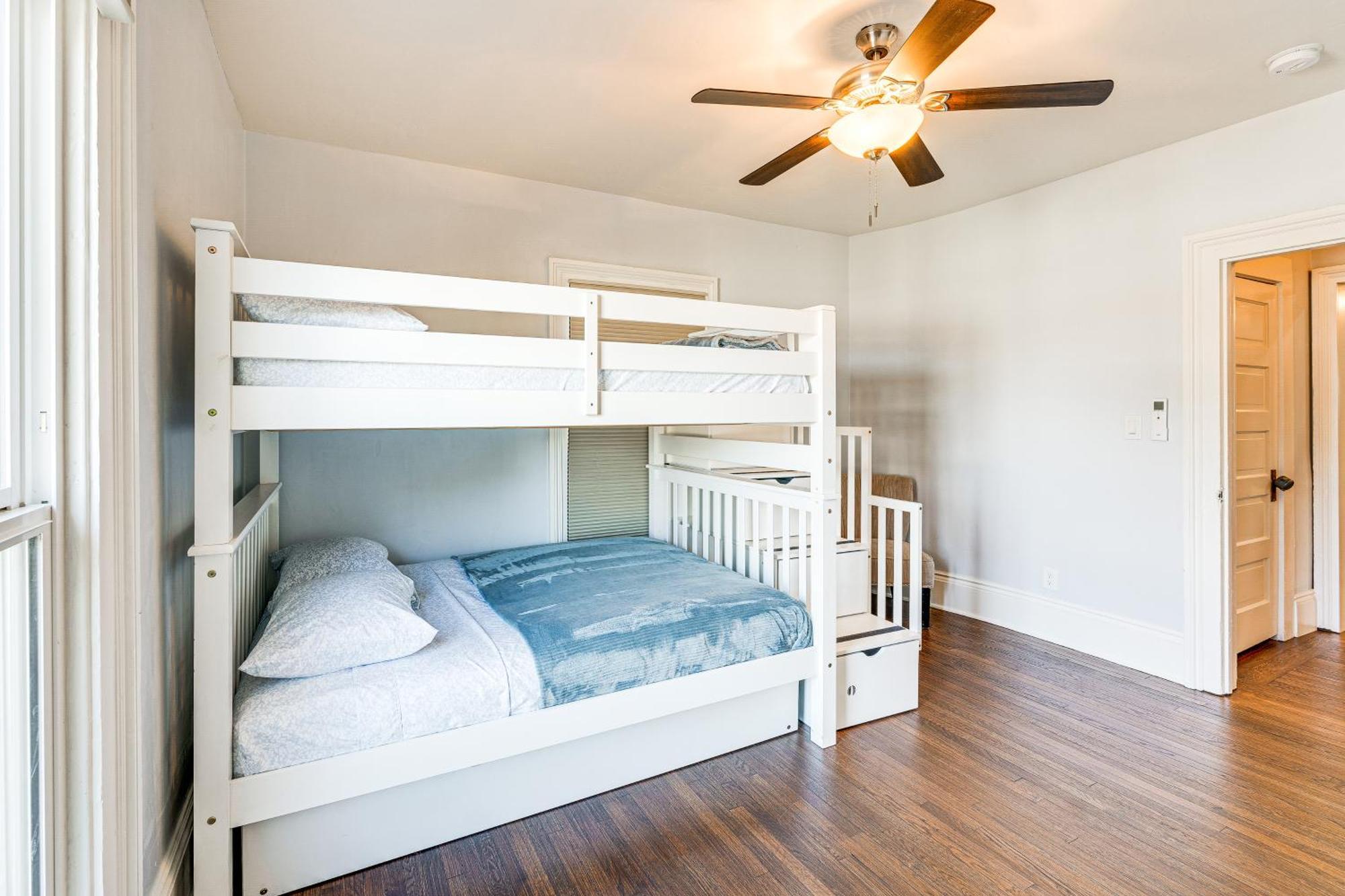 Bright Woodland Apartment Walk To Main Street Екстериор снимка