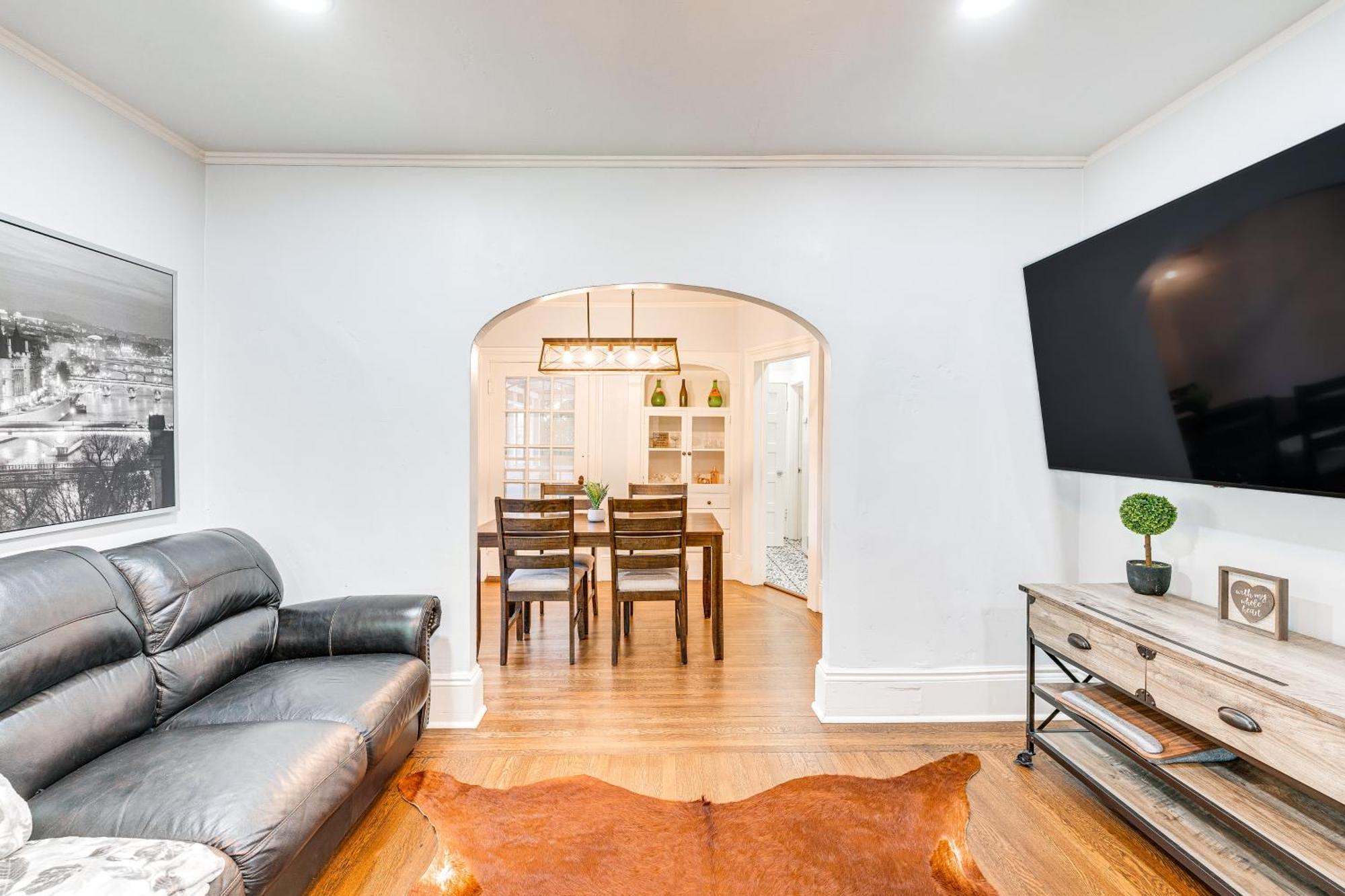 Bright Woodland Apartment Walk To Main Street Екстериор снимка