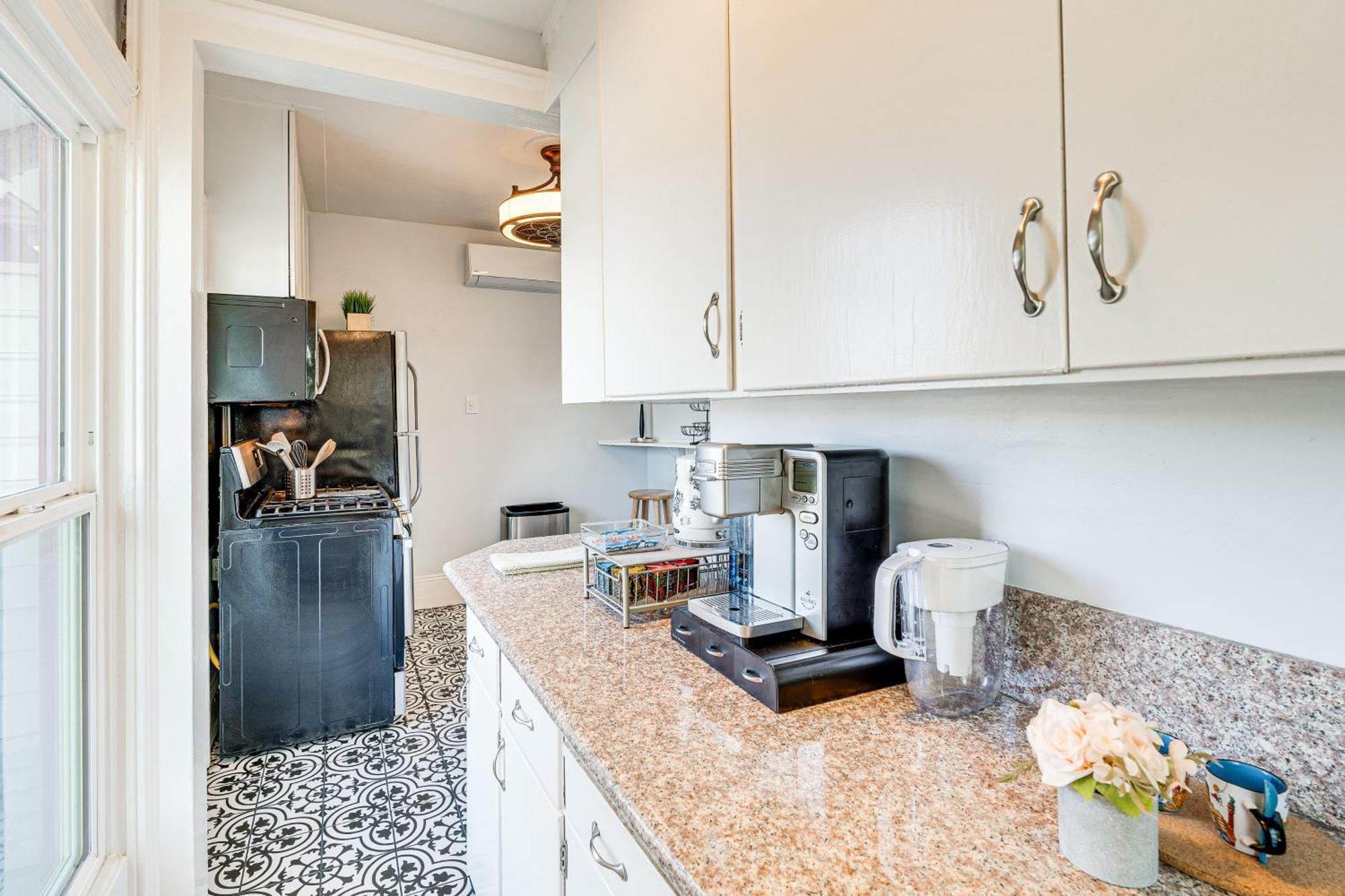 Bright Woodland Apartment Walk To Main Street Екстериор снимка